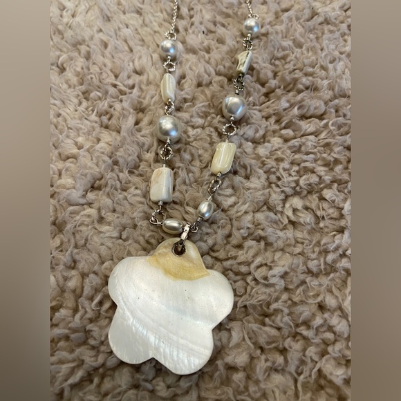 Vintage Pearl & FLOWER necklace with RHINESTONES White with silver chain - Picture 3 of 10